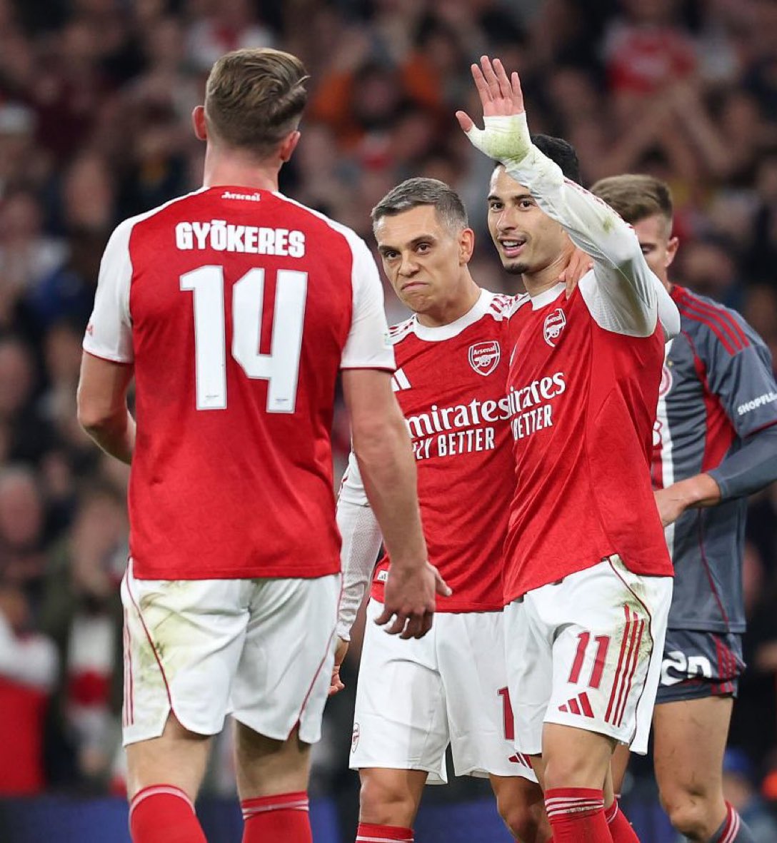 Arsenal Defeat Olympiacos 2-0 to Extend Champions League Group Stage Unbeaten Run