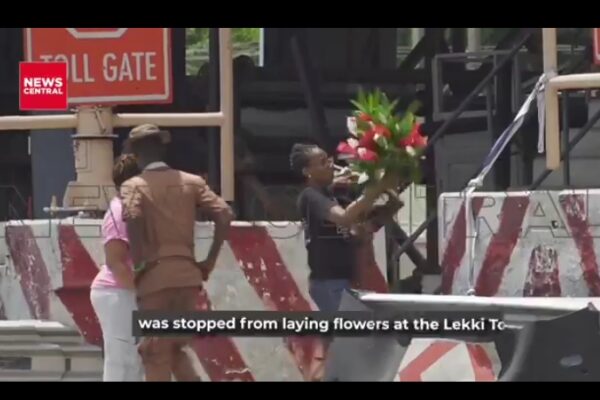 Yemi Adamolekun Harassed By Security While Honouring #EndSARS Victims At Lekki Toll Gate