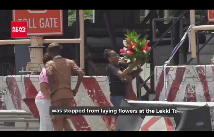 Yemi Adamolekun Harassed By Security While Honouring #EndSARS Victims At Lekki Toll Gate