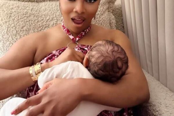 Toke Makinwa Responds To Curious Fan On Snapchat About Why She Stopped Breastfeeding