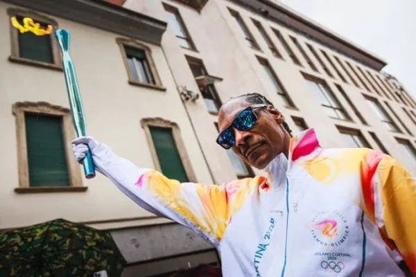 Snoop Dogg Carries Olympic Torch in Italy Ahead of Milan-Cortina 2026 Winter Games